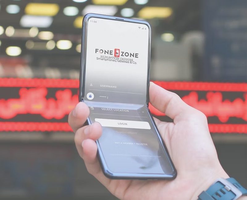 Illustration : un smartphone tenu en main avant reparation